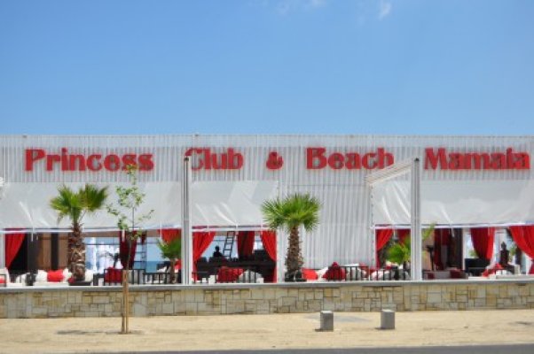 Un club de fiţe din Mamaia, prădat de hoţi: au furat 600 de sticle de alcool